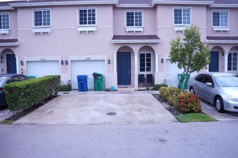 Townhouse in Miami Gardens, Florida 4 bedrooms, 146.51 sq.m. № 643474 - photo 1