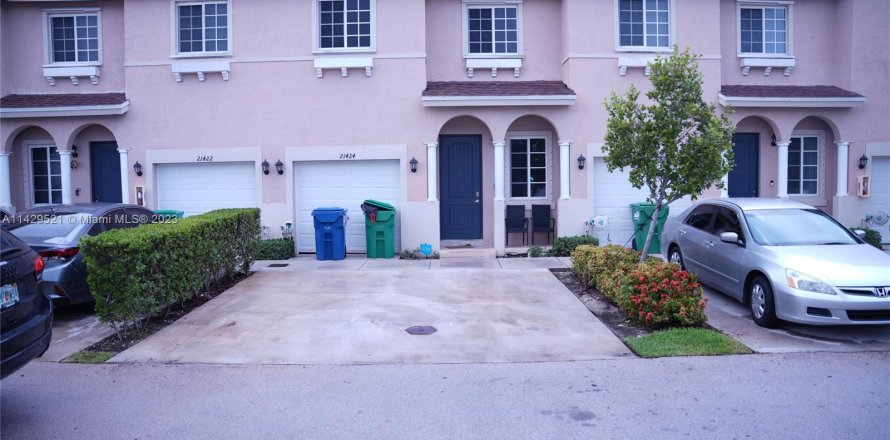 Townhouse in Miami Gardens, Florida 4 bedrooms, 146.51 sq.m. № 643474