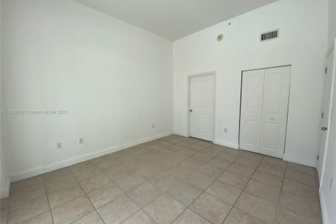 Condo in Miami, Florida, 1 bedroom  № 1242446 - photo 9