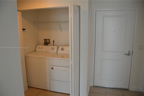 Condo in Miami, Florida, 1 bedroom  № 1242446 - photo 15