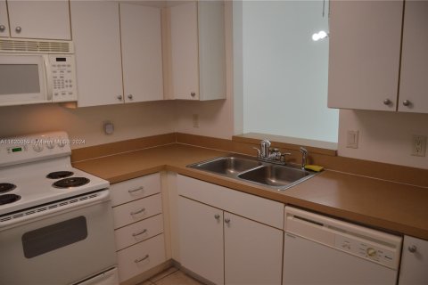 Condo in Miami, Florida, 1 bedroom  № 1242446 - photo 25