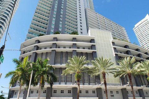 Condo in Miami, Florida, 1 bedroom  № 1242446 - photo 1