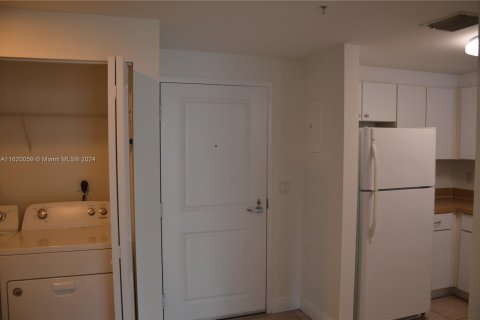 Condo in Miami, Florida, 1 bedroom  № 1242446 - photo 19