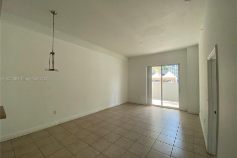 Condo in Miami, Florida, 1 bedroom  № 1242446 - photo 5