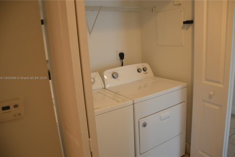 Condo in Miami, Florida, 1 bedroom  № 1242446 - photo 22