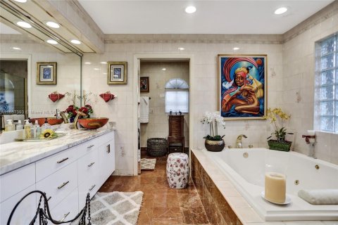 Casa en venta en Miami, Florida, 4 dormitorios, 356.28 m2 № 1367008 - foto 22