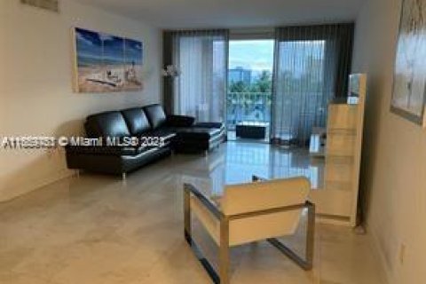 Condominio en alquiler en North Bay Village, Florida, 2 dormitorios, 125.98 m2 № 1367036 - foto 4