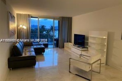 Condominio en alquiler en North Bay Village, Florida, 2 dormitorios, 125.98 m2 № 1367036 - foto 3