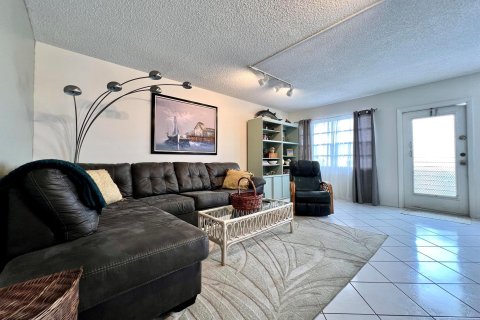 Condo in West Palm Beach, Florida, 2 bedrooms  № 976739 - photo 15