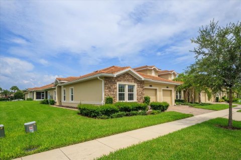 Townhouse in Four Corners, Florida 2 bedrooms, 139.82 sq.m. № 1313928 - photo 1