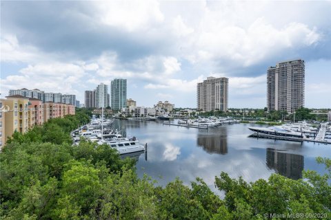 Condominio en alquiler en Aventura, Florida, 2 dormitorios, 109.62 m2 № 9336 - foto 1