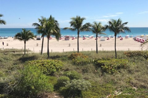 Condo in Miami Beach, Florida  № 9341 - photo 18