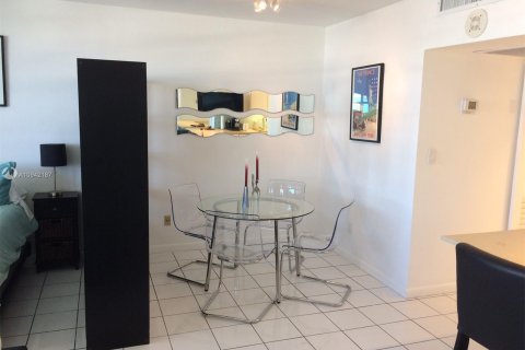 Condo in Miami Beach, Florida  № 9341 - photo 8