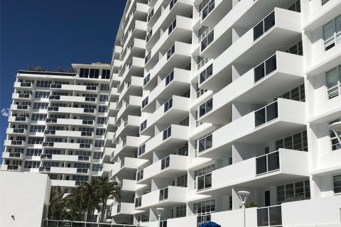 Condo in Miami Beach, Florida  № 9341 - photo 23