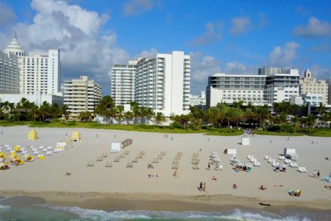 Condo in Miami Beach, Florida  № 9341 - photo 1