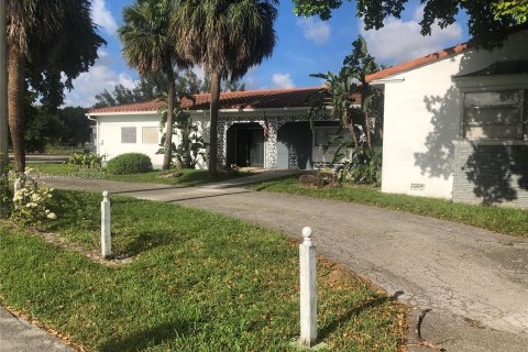 Купить коммерческую недвижимость в Майами-Спрингс, Флорида № 670102 - фото 4