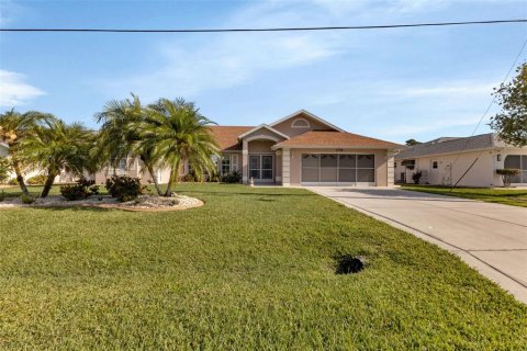 Villa ou maison à vendre à Punta Gorda, Floride: 4 chambres, 233.18 m2 № 1190734 - photo 2