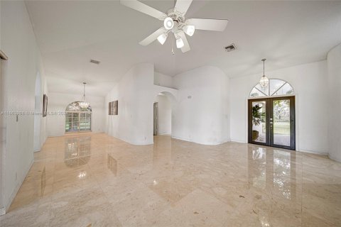 Villa ou maison à vendre à Pembroke Pines, Floride: 4 chambres, 228.54 m2 № 1381746 - photo 2