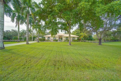 Villa ou maison à vendre à Pembroke Pines, Floride: 4 chambres, 228.54 m2 № 1381746 - photo 1