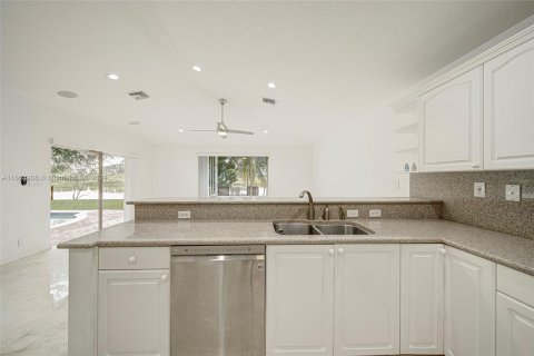 Villa ou maison à vendre à Pembroke Pines, Floride: 4 chambres, 228.54 m2 № 1381746 - photo 7