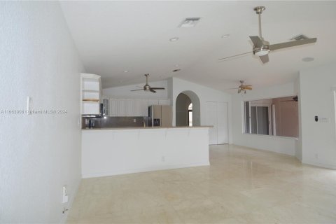 Villa ou maison à vendre à Pembroke Pines, Floride: 4 chambres, 228.54 m2 № 1381746 - photo 9