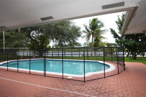 Villa ou maison à vendre à Pembroke Pines, Floride: 4 chambres, 228.54 m2 № 1381746 - photo 15