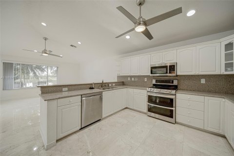 Villa ou maison à vendre à Pembroke Pines, Floride: 4 chambres, 228.54 m2 № 1381746 - photo 6