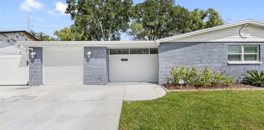 House in Tampa, Florida 3 bedrooms, 129.78 sq.m. № 1382465