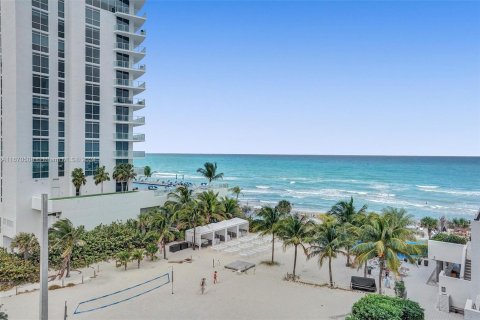 Condo in Hollywood, Florida, 1 bedroom  № 1389697 - photo 6