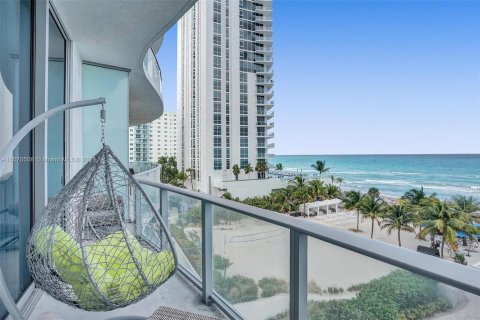 Condominio en venta en Hollywood, Florida, 1 dormitorio, 74.51 m2 № 1389697 - foto 1