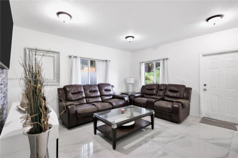 House in Miami, Florida 4 bedrooms, 130.25 sq.m. № 1365666 - photo 3