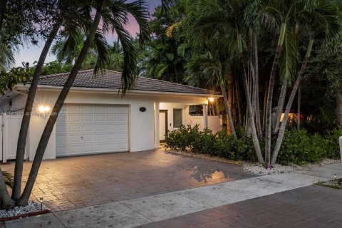 House in Miami, Florida 3 bedrooms, 137.12 sq.m. № 1374237 - photo 6