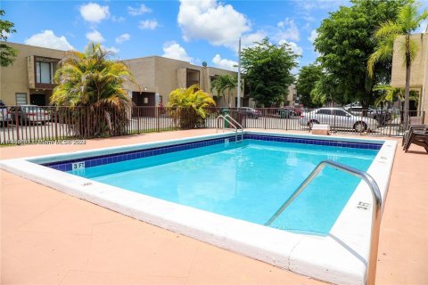 Condominio en alquiler en Miami, Florida, 2 dormitorios, 108.23 m2 № 1364259 - foto 3