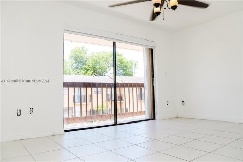 Condo in Miami, Florida, 2 bedrooms  № 1364259 - photo 13