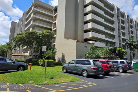 Condominio en venta en Lauderhill, Florida, 2 dormitorios, 117.06 m2 № 1159541 - foto 17