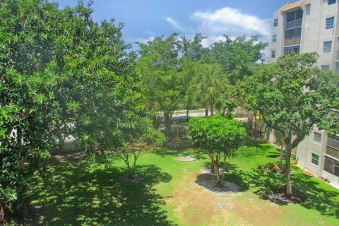 Condo in Lauderhill, Florida, 2 bedrooms  № 1159541 - photo 1