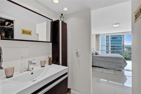 Condo in Miami, Florida, 2 bedrooms  № 1233619 - photo 17