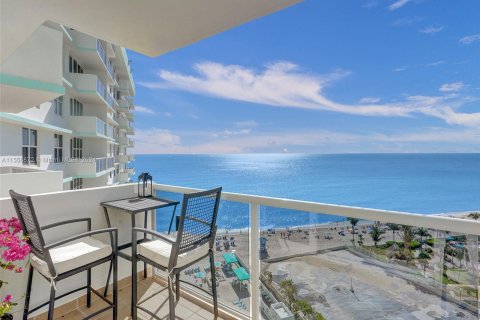 Condominio en venta en Hollywood, Florida, 1 dormitorio, 86.31 m2 № 1080837 - foto 2