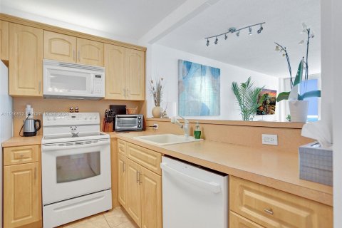 Condo in Hollywood, Florida, 1 bedroom  № 1080837 - photo 19