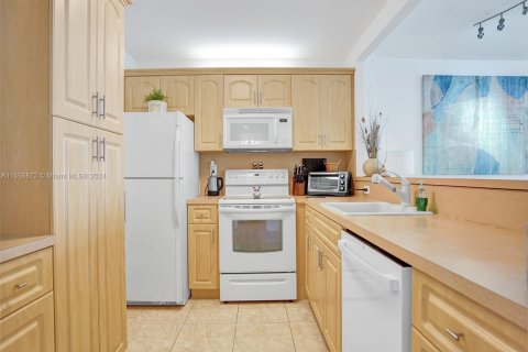 Condo in Hollywood, Florida, 1 bedroom  № 1080837 - photo 18