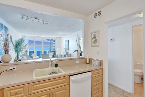 Condo in Hollywood, Florida, 1 bedroom  № 1080837 - photo 11