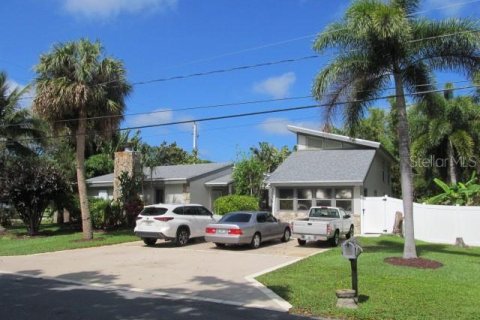 House in St. Lucie, Florida 3 bedrooms, 302.49 sq.m. № 1274327 - photo 1