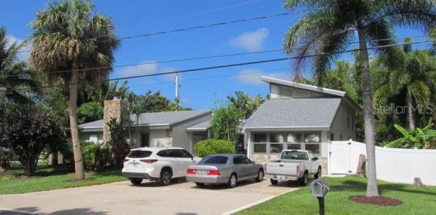 House in St. Lucie, Florida 3 bedrooms, 302.49 sq.m. № 1274327