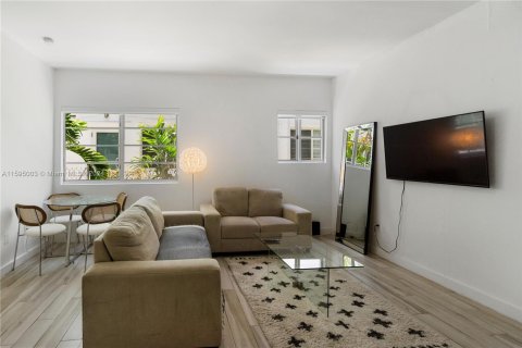 Condo in Miami Beach, Florida, 1 bedroom  № 1188002 - photo 2