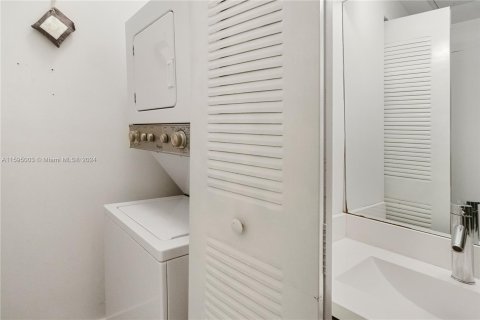 Condo in Miami Beach, Florida, 1 bedroom  № 1188002 - photo 10