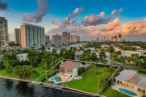 Villa ou maison à vendre à Golden Beach, Floride: 6 chambres, 452.34 m2 № 868238 - photo 1