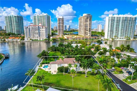 Villa ou maison à vendre à Golden Beach, Floride: 6 chambres, 452.34 m2 № 868238 - photo 3