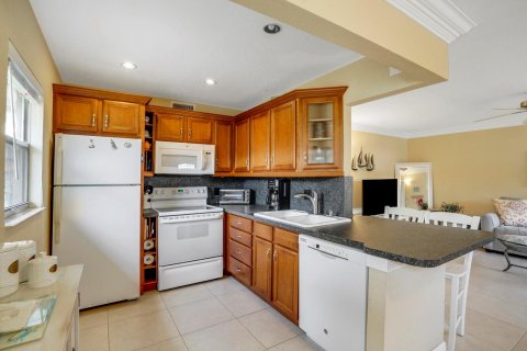 Condo in Delray Beach, Florida, 2 bedrooms  № 1222596 - photo 12