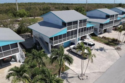 House in Islamorada, Village of Islands, Florida 2 bedrooms, 100.24 sq.m. № 1153501 - photo 1