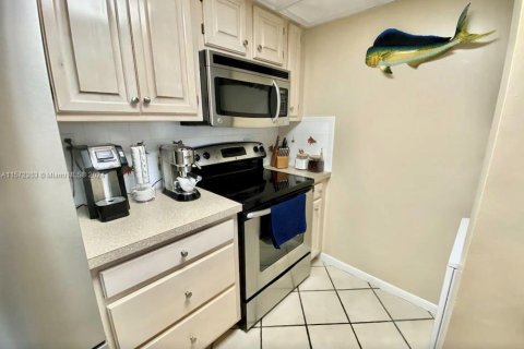 House in Islamorada, Village of Islands, Florida 2 bedrooms, 100.24 sq.m. № 1153501 - photo 9